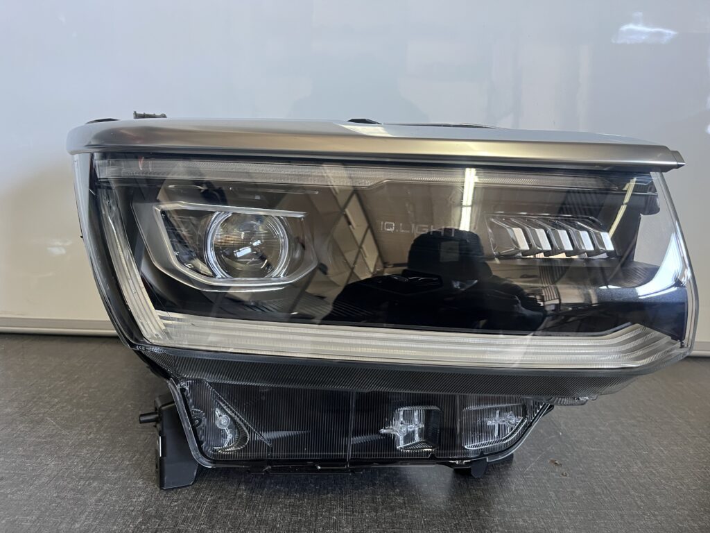 VW AMAROK II IQ.LIGHT OEM USED RIGHT DRIVERS SIDE HEADLIGHT HEADLAMP N1XB-13E016-AD
